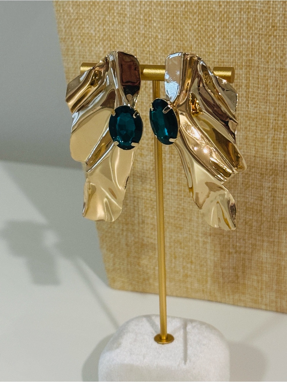 Fashion Jewelry Gold Wave Drop Earrings with Green Stones